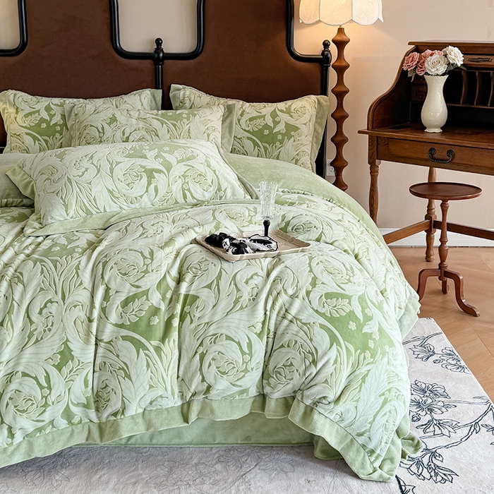 91家纺网 家纺一手货源 找家纺 慕晨 2025新款高克重雕花牛奶绒法式风大宽边拼角吊边床单四件套 图岚朵-松石绿