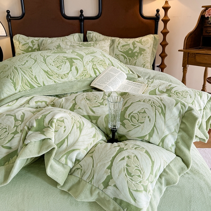 91家纺网 家纺一手货源 找家纺 慕晨 2025新款高克重雕花牛奶绒法式风大宽边拼角吊边床单四件套 图岚朵-松石绿