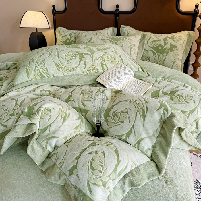 91家纺网 家纺一手货源 找家纺 慕晨 2025新款高克重雕花牛奶绒法式风大宽边拼角吊边床单四件套 图岚朵-松石绿