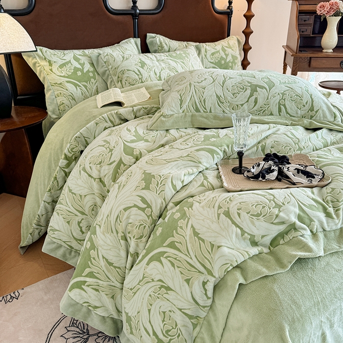 91家纺网 家纺一手货源 找家纺 慕晨 2025新款高克重雕花牛奶绒法式风大宽边拼角吊边床单四件套 图岚朵-松石绿