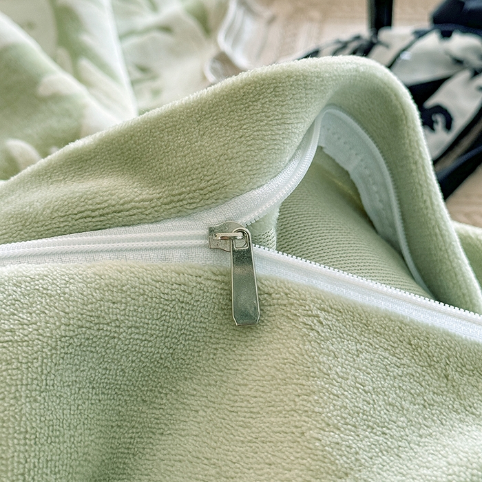 91家纺网 家纺一手货源 找家纺 慕晨 2025新款高克重雕花牛奶绒法式风大宽边拼角吊边床单四件套 图岚朵-松石绿