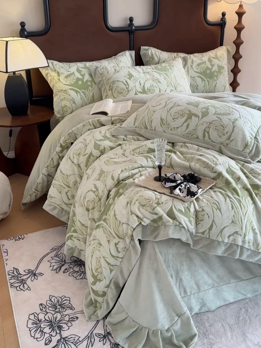91家纺网 家纺一手货源 找家纺 慕晨 2025新款高克重雕花牛奶绒法式风大宽边拼角吊边床单四件套 图岚朵-松石绿