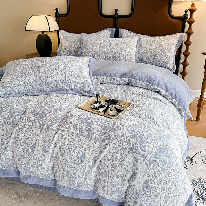 91家纺网 家纺一手货源 找家纺 （总）慕晨 2025新款高克重雕花牛奶绒法式风大宽边拼角吊边床单四件套