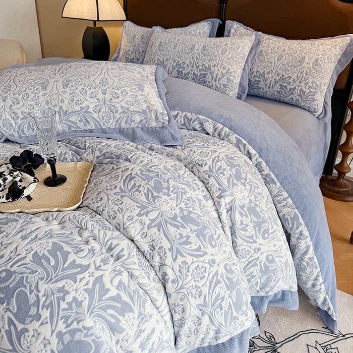 91家纺网 家纺一手货源 找家纺 （总）慕晨 2025新款高克重雕花牛奶绒法式风大宽边拼角吊边床单四件套