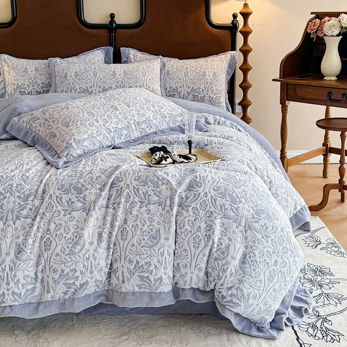 91家纺网 家纺一手货源 找家纺 （总）慕晨 2025新款高克重雕花牛奶绒法式风大宽边拼角吊边床单四件套