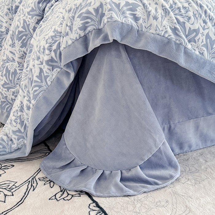 91家纺网 家纺一手货源 找家纺 （总）慕晨 2025新款高克重雕花牛奶绒法式风大宽边拼角吊边床单四件套