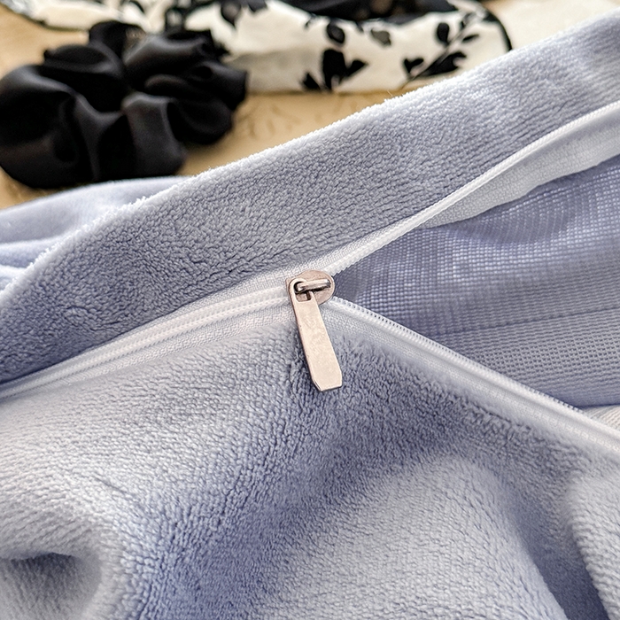 91家纺网 家纺一手货源 找家纺 （总）慕晨 2025新款高克重雕花牛奶绒法式风大宽边拼角吊边床单四件套