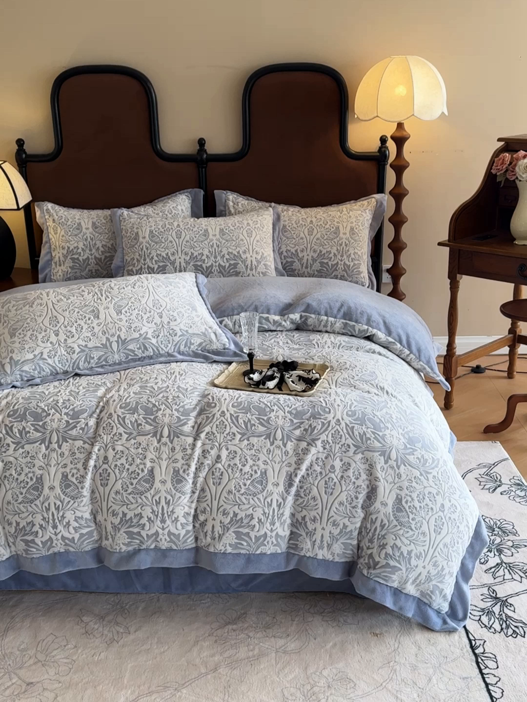 91家纺网 家纺一手货源 找家纺 （总）慕晨 2025新款高克重雕花牛奶绒法式风大宽边拼角吊边床单四件套