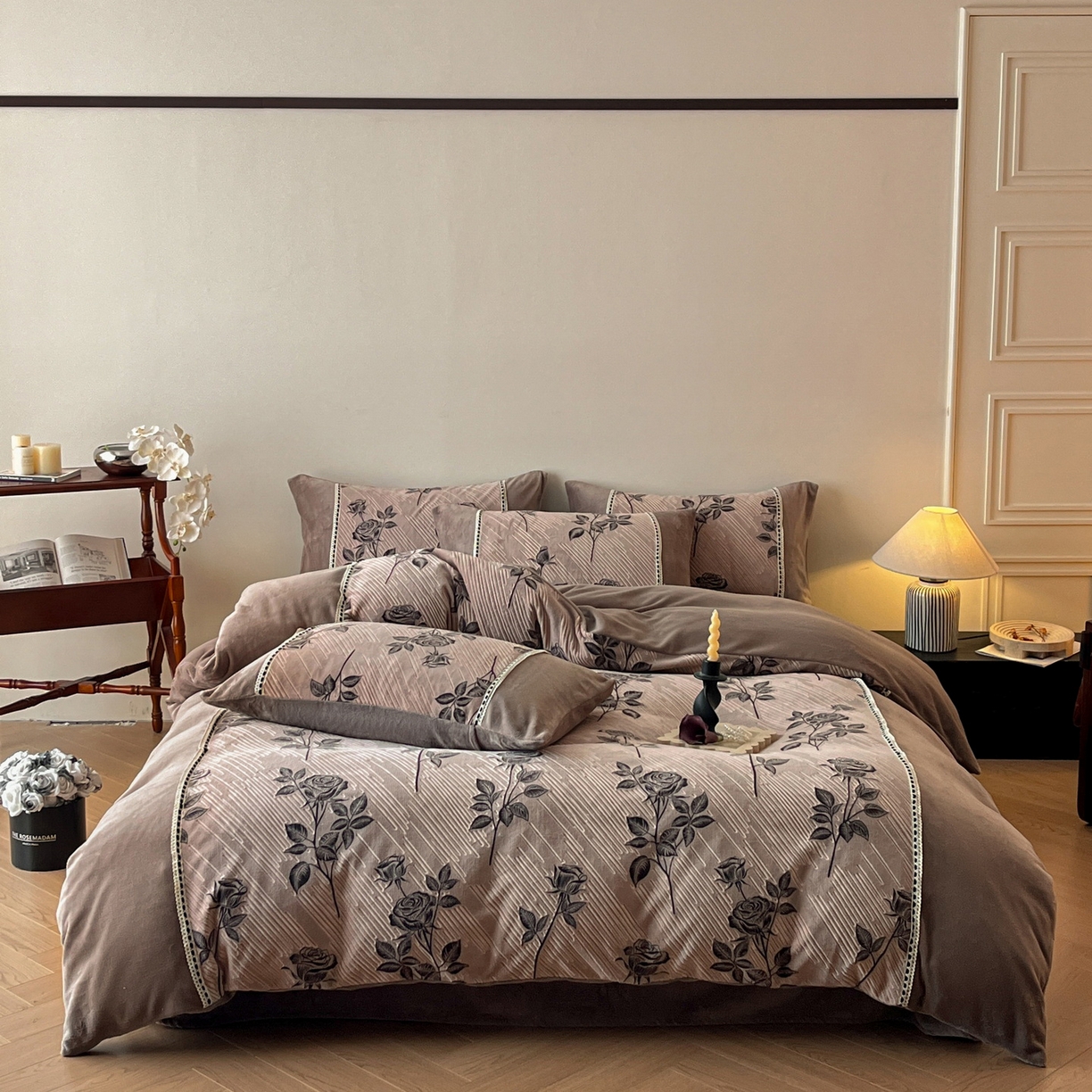 91家纺网 家纺一手货源 找家纺 （总）慕晨 2025新款立体提花绒工艺款美拉德风格高克重雕花加厚牛奶绒四件套