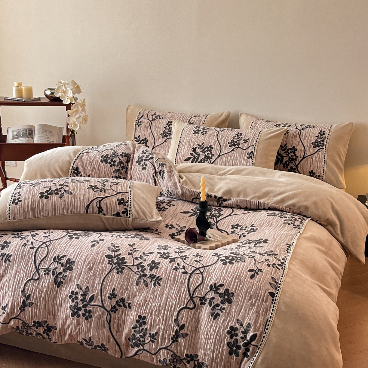 91家纺网 家纺一手货源 找家纺 慕晨 2025新款立体提花绒工艺款美拉德风格高克重雕花加厚牛奶绒四件套 戈薇