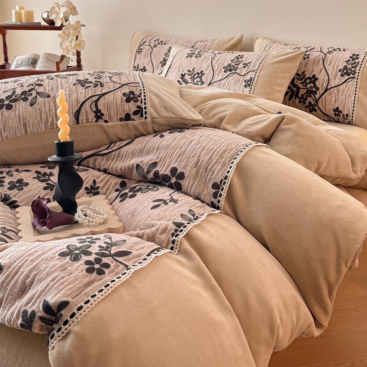 91家纺网 家纺一手货源 找家纺 慕晨 2025新款立体提花绒工艺款美拉德风格高克重雕花加厚牛奶绒四件套 戈薇