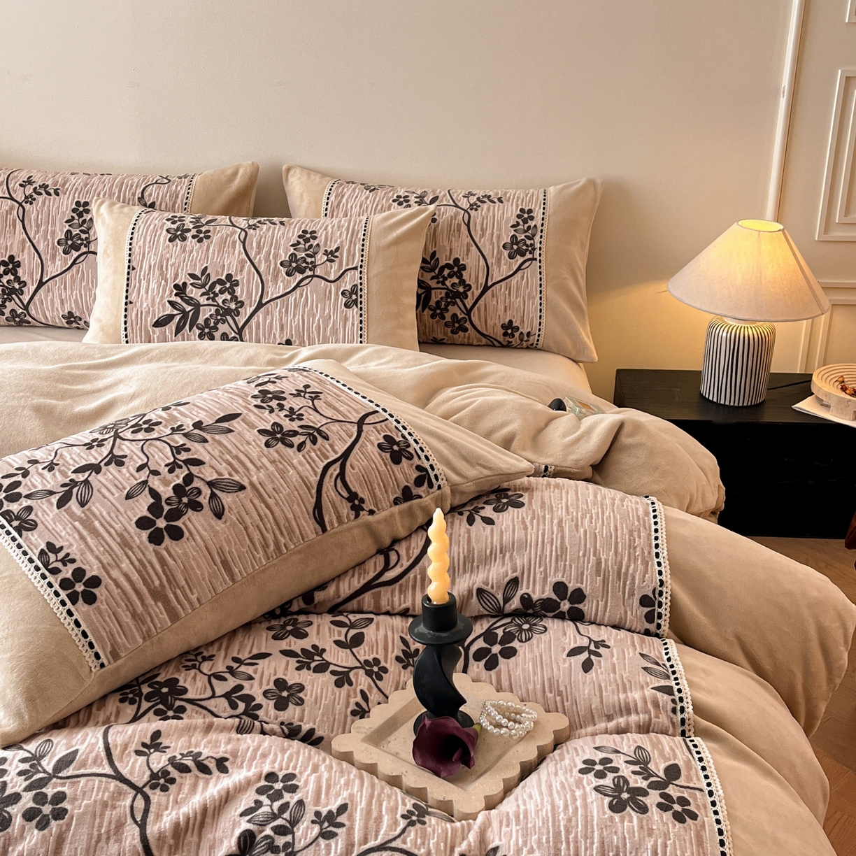 91家纺网 家纺一手货源 找家纺 慕晨 2025新款立体提花绒工艺款美拉德风格高克重雕花加厚牛奶绒四件套 戈薇