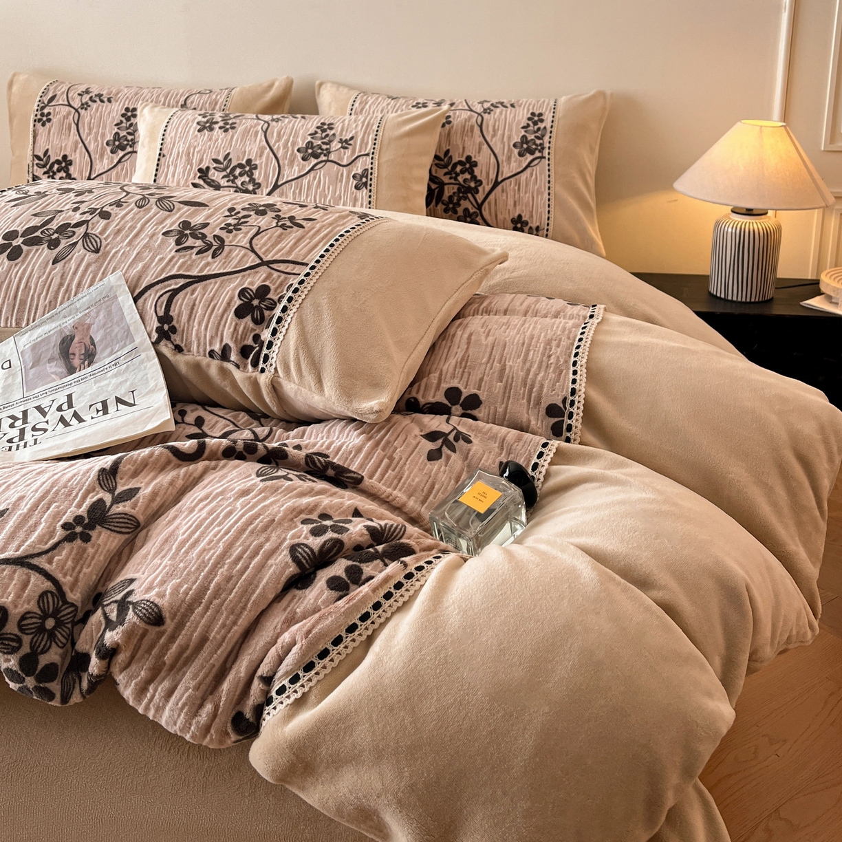 91家纺网 家纺一手货源 找家纺 慕晨 2025新款立体提花绒工艺款美拉德风格高克重雕花加厚牛奶绒四件套 戈薇