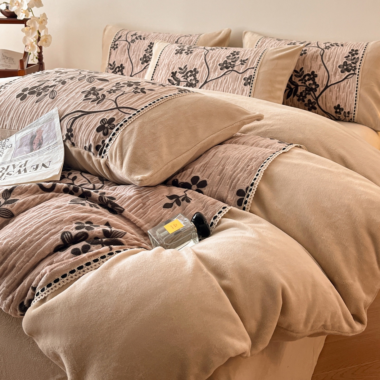 91家纺网 家纺一手货源 找家纺 慕晨 2025新款立体提花绒工艺款美拉德风格高克重雕花加厚牛奶绒四件套 戈薇