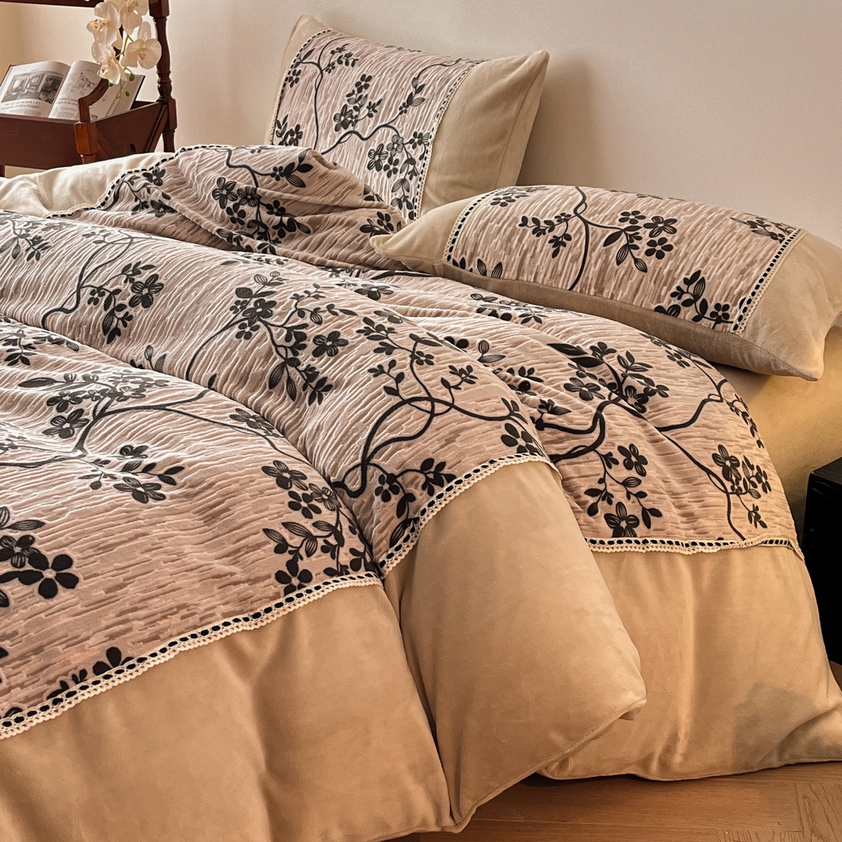 91家纺网 家纺一手货源 找家纺 慕晨 2025新款立体提花绒工艺款美拉德风格高克重雕花加厚牛奶绒四件套 戈薇