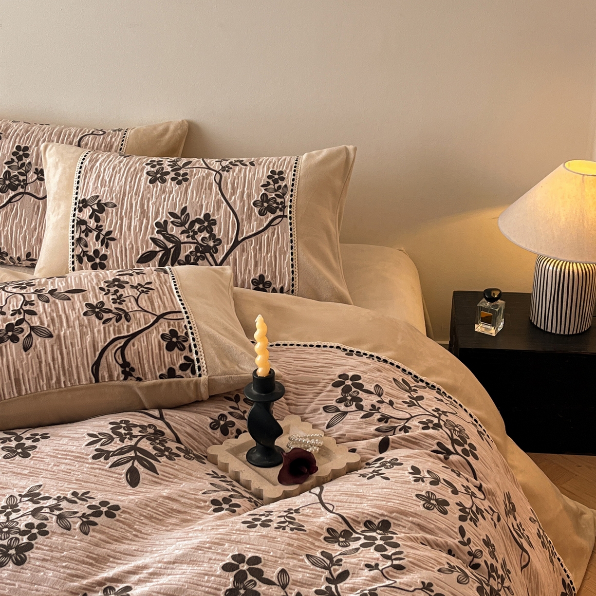 91家纺网 家纺一手货源 找家纺 慕晨 2025新款立体提花绒工艺款美拉德风格高克重雕花加厚牛奶绒四件套 戈薇