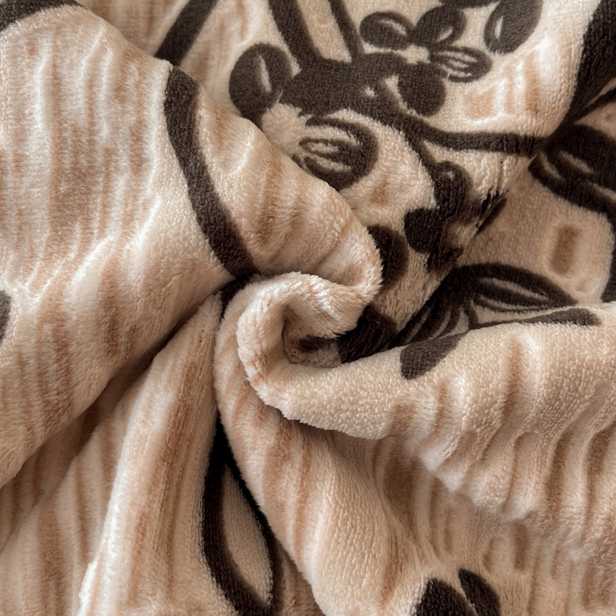 91家纺网 家纺一手货源 找家纺 慕晨 2025新款立体提花绒工艺款美拉德风格高克重雕花加厚牛奶绒四件套 戈薇