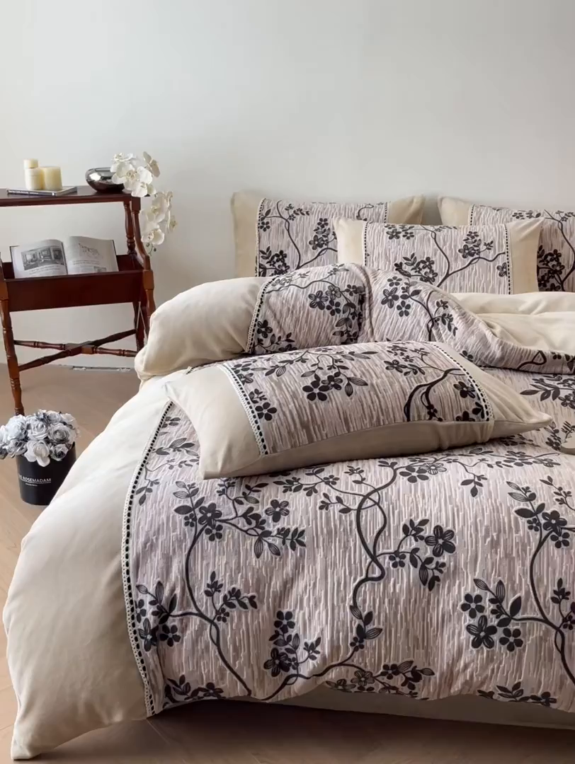 91家纺网 家纺一手货源 找家纺 慕晨 2025新款立体提花绒工艺款美拉德风格高克重雕花加厚牛奶绒四件套 戈薇