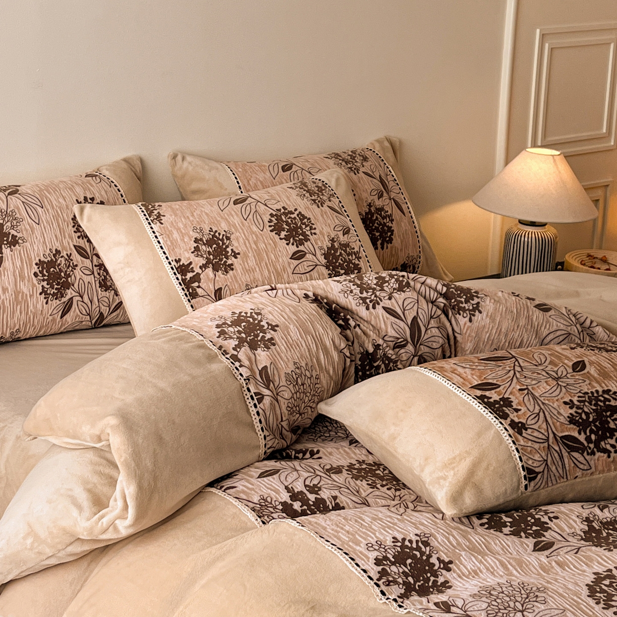 91家纺网 家纺一手货源 找家纺 慕晨 2025新款立体提花绒工艺款美拉德风格高克重雕花加厚牛奶绒四件套 安娜