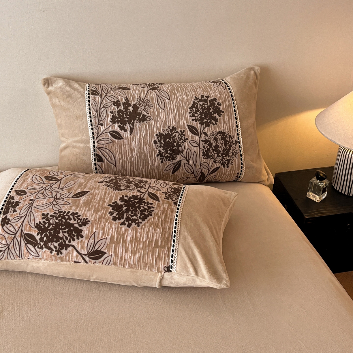 91家纺网 家纺一手货源 找家纺 慕晨 2025新款立体提花绒工艺款美拉德风格高克重雕花加厚牛奶绒四件套 安娜