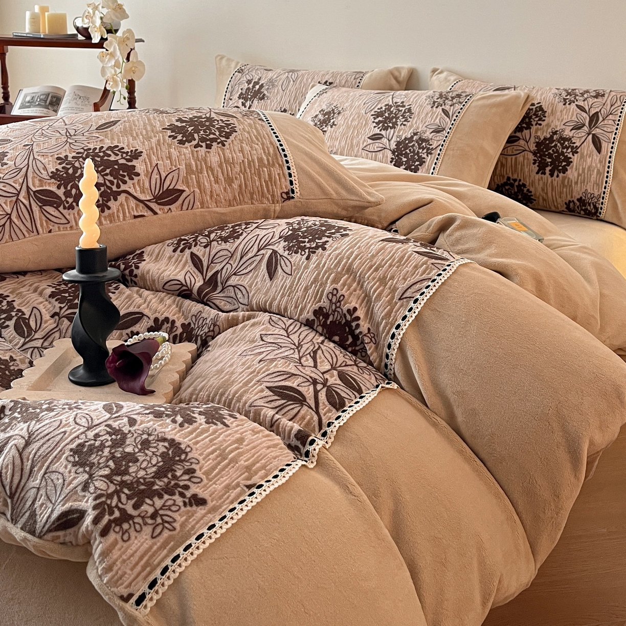 91家纺网 家纺一手货源 找家纺 慕晨 2025新款立体提花绒工艺款美拉德风格高克重雕花加厚牛奶绒四件套 安娜