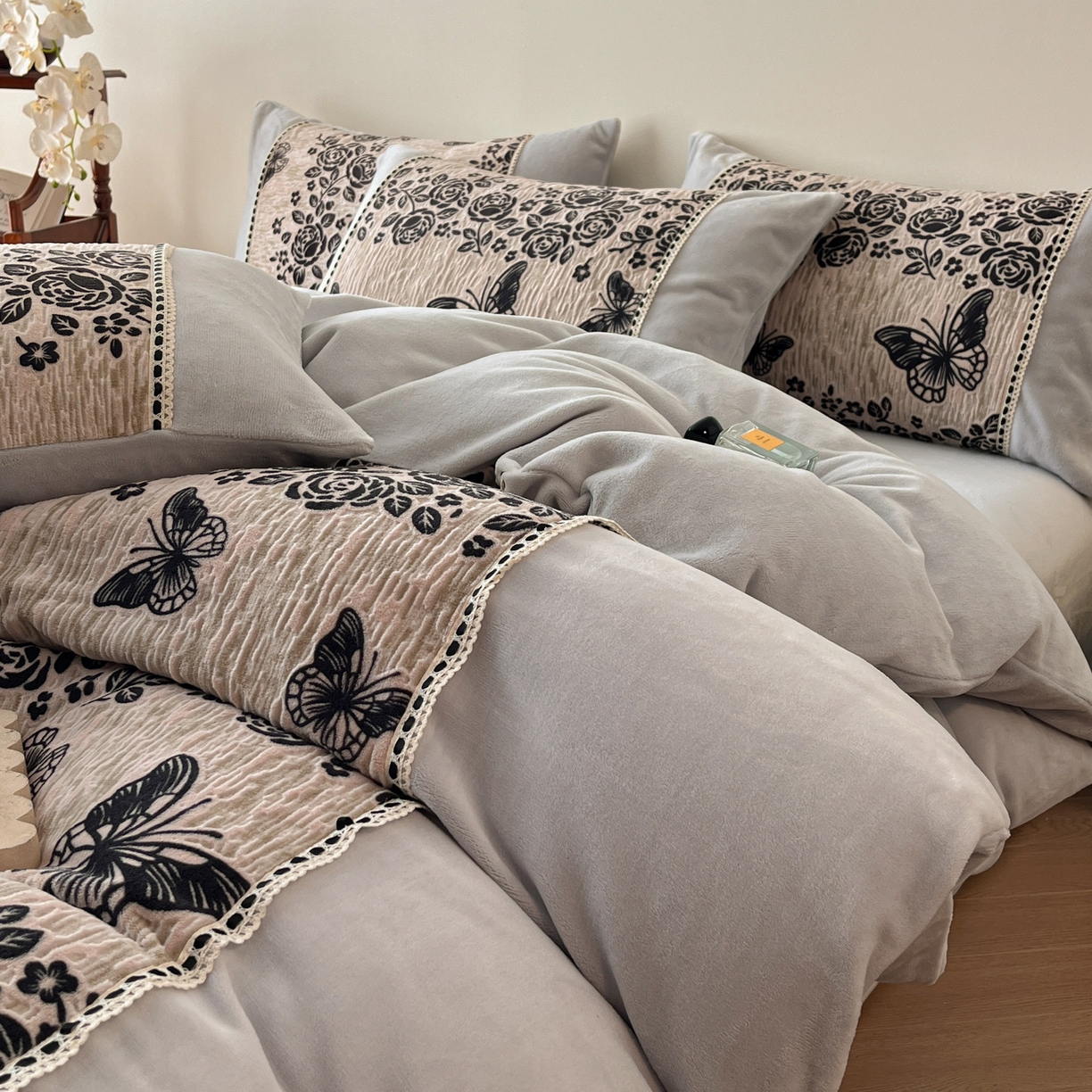 91家纺网 家纺一手货源 找家纺 慕晨 2025新款立体提花绒工艺款美拉德风格高克重雕花加厚牛奶绒四件套 蝶舞