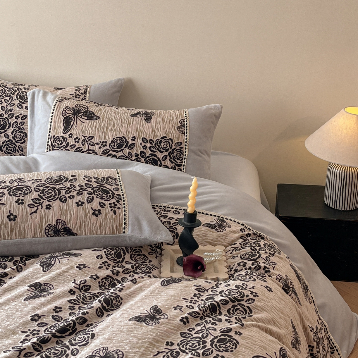 91家纺网 家纺一手货源 找家纺 慕晨 2025新款立体提花绒工艺款美拉德风格高克重雕花加厚牛奶绒四件套 蝶舞