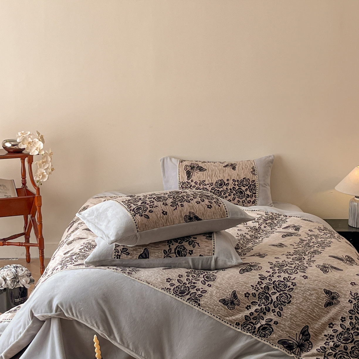 91家纺网 家纺一手货源 找家纺 慕晨 2025新款立体提花绒工艺款美拉德风格高克重雕花加厚牛奶绒四件套 蝶舞