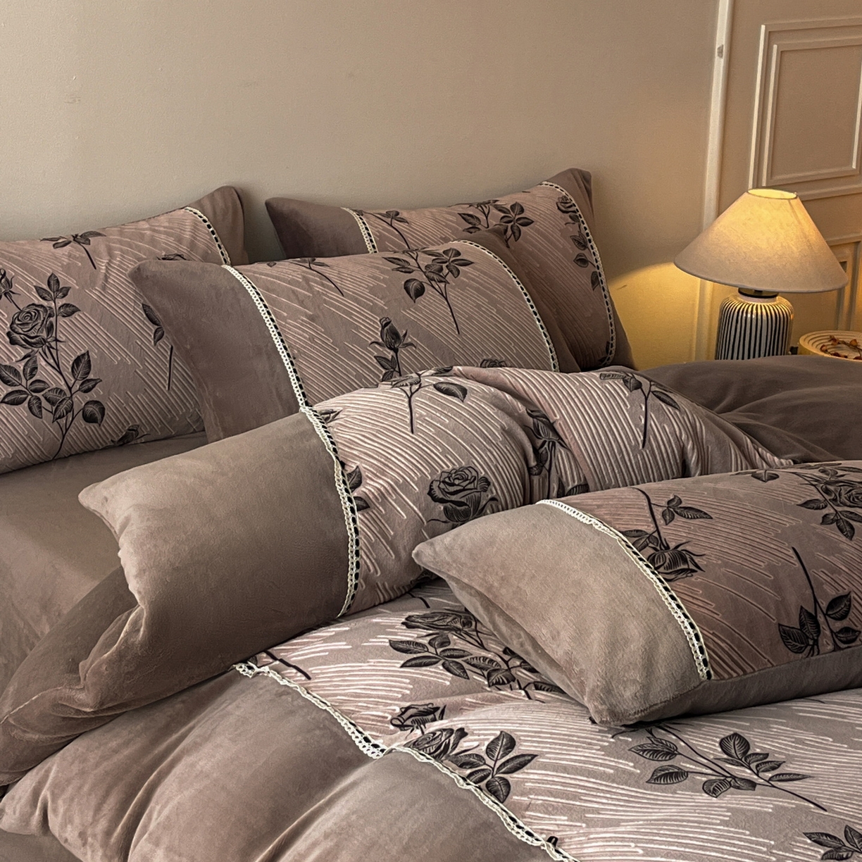 91家纺网 家纺一手货源 找家纺 慕晨 2025新款立体提花绒工艺款美拉德风格高克重雕花加厚牛奶绒四件套 古琦