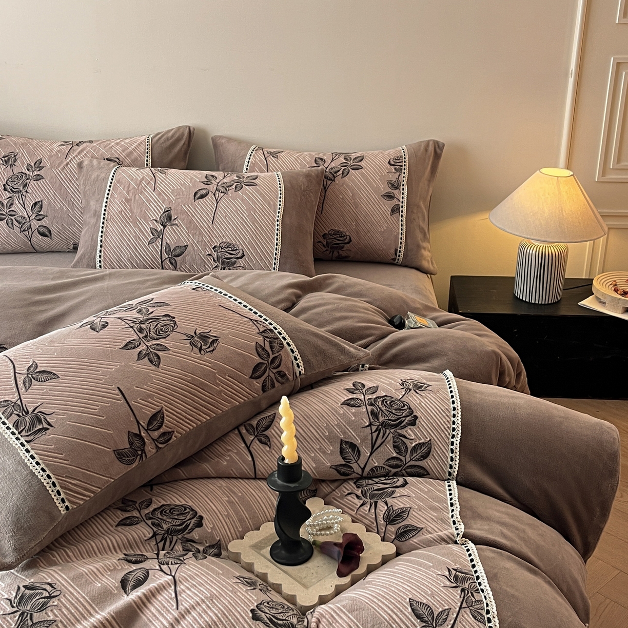 91家纺网 家纺一手货源 找家纺 慕晨 2025新款立体提花绒工艺款美拉德风格高克重雕花加厚牛奶绒四件套 古琦