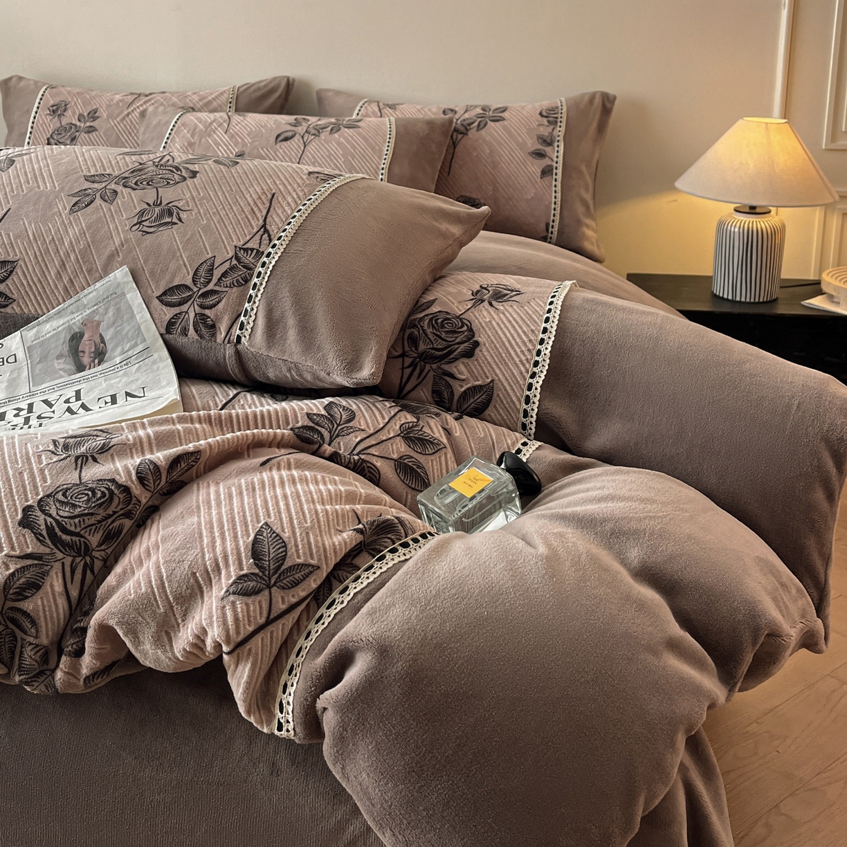 91家纺网 家纺一手货源 找家纺 慕晨 2025新款立体提花绒工艺款美拉德风格高克重雕花加厚牛奶绒四件套 古琦