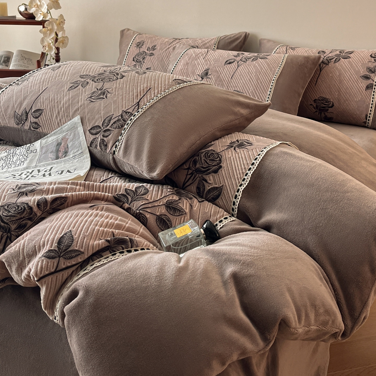 91家纺网 家纺一手货源 找家纺 慕晨 2025新款立体提花绒工艺款美拉德风格高克重雕花加厚牛奶绒四件套 古琦