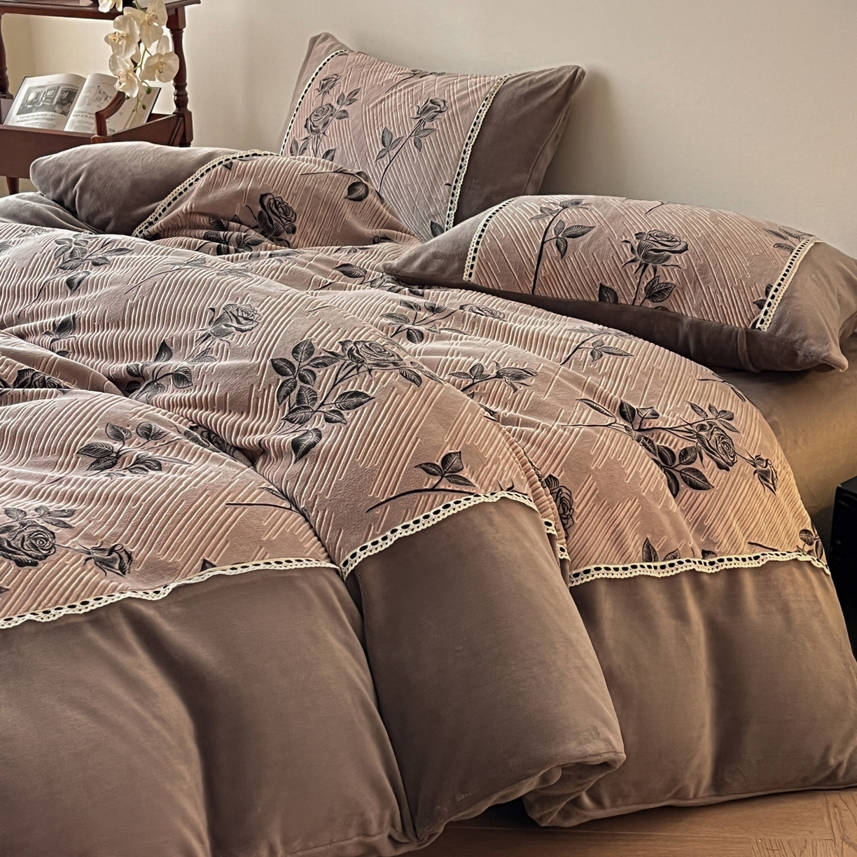 91家纺网 家纺一手货源 找家纺 慕晨 2025新款立体提花绒工艺款美拉德风格高克重雕花加厚牛奶绒四件套 古琦