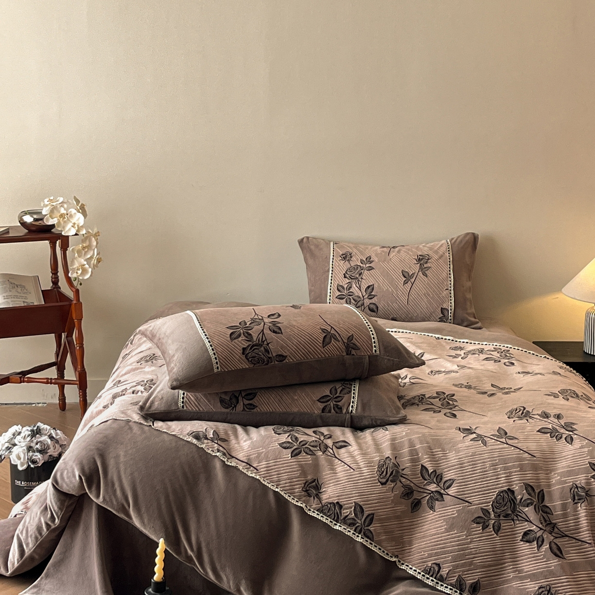 91家纺网 家纺一手货源 找家纺 慕晨 2025新款立体提花绒工艺款美拉德风格高克重雕花加厚牛奶绒四件套 古琦