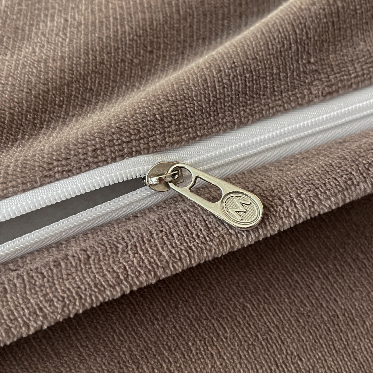 91家纺网 家纺一手货源 找家纺 慕晨 2025新款立体提花绒工艺款美拉德风格高克重雕花加厚牛奶绒四件套 古琦