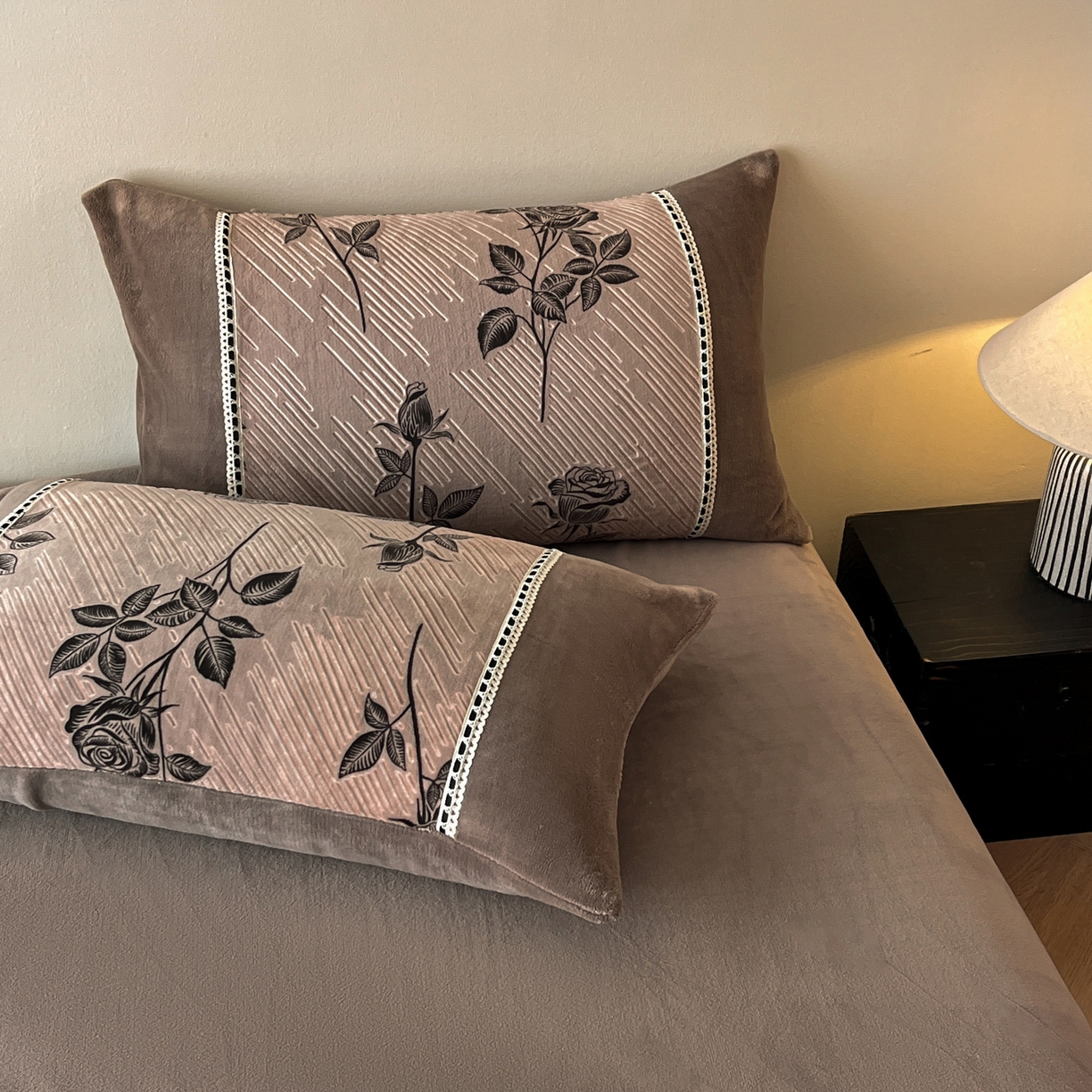 91家纺网 家纺一手货源 找家纺 慕晨 2025新款立体提花绒工艺款美拉德风格高克重雕花加厚牛奶绒四件套 古琦