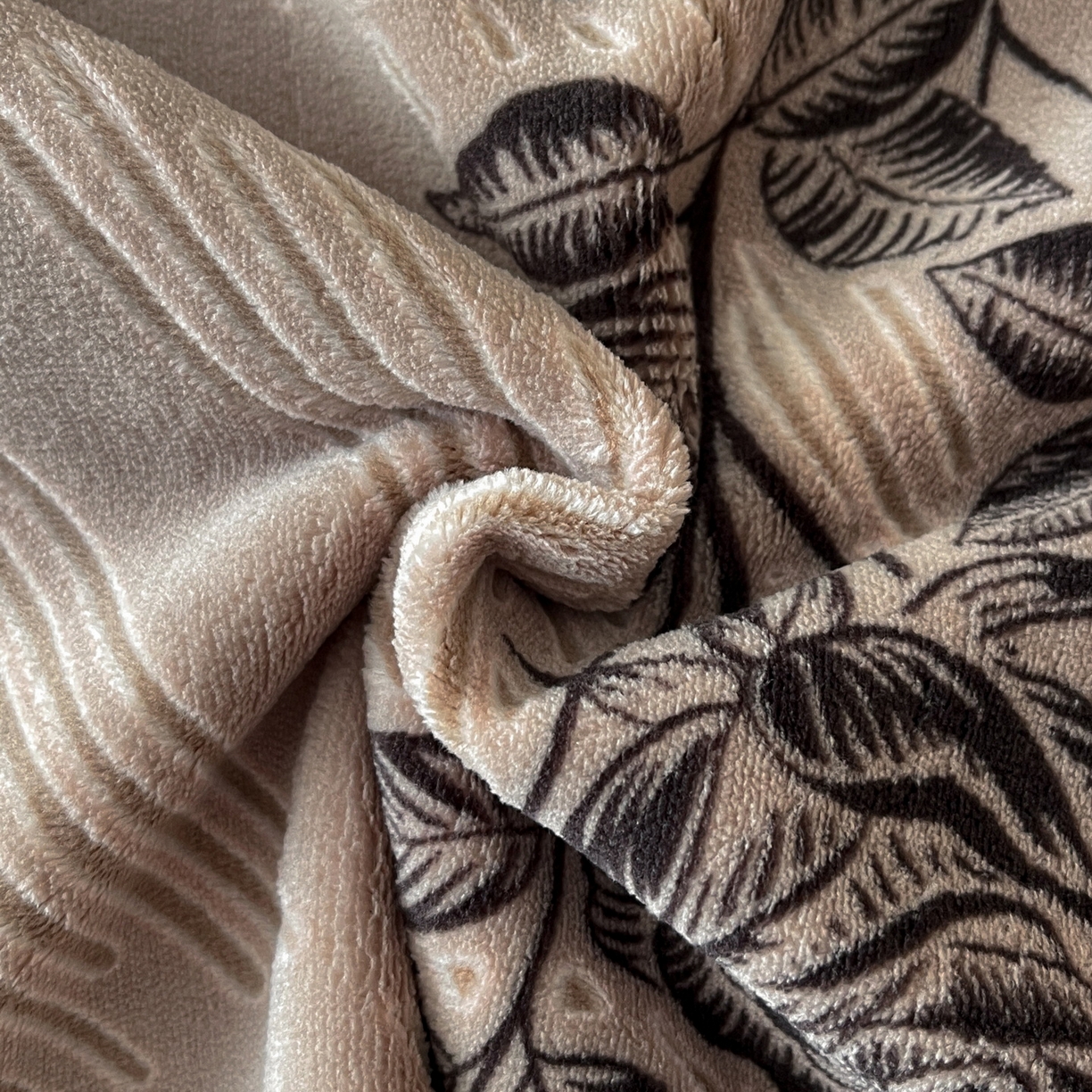 91家纺网 家纺一手货源 找家纺 慕晨 2025新款立体提花绒工艺款美拉德风格高克重雕花加厚牛奶绒四件套 古琦