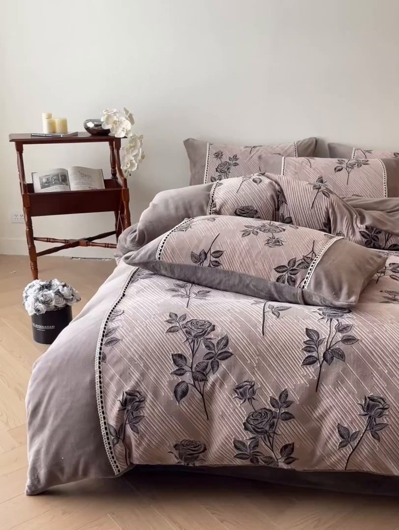 91家纺网 家纺一手货源 找家纺 慕晨 2025新款立体提花绒工艺款美拉德风格高克重雕花加厚牛奶绒四件套 古琦