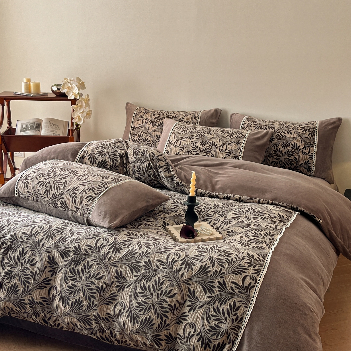 91家纺网 家纺一手货源 找家纺 慕晨 2025新款立体提花绒工艺款美拉德风格高克重雕花加厚牛奶绒四件套 米妮