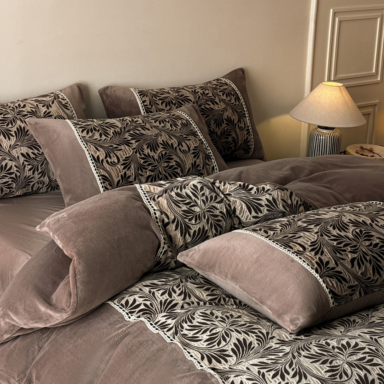 91家纺网 家纺一手货源 找家纺 慕晨 2025新款立体提花绒工艺款美拉德风格高克重雕花加厚牛奶绒四件套 米妮