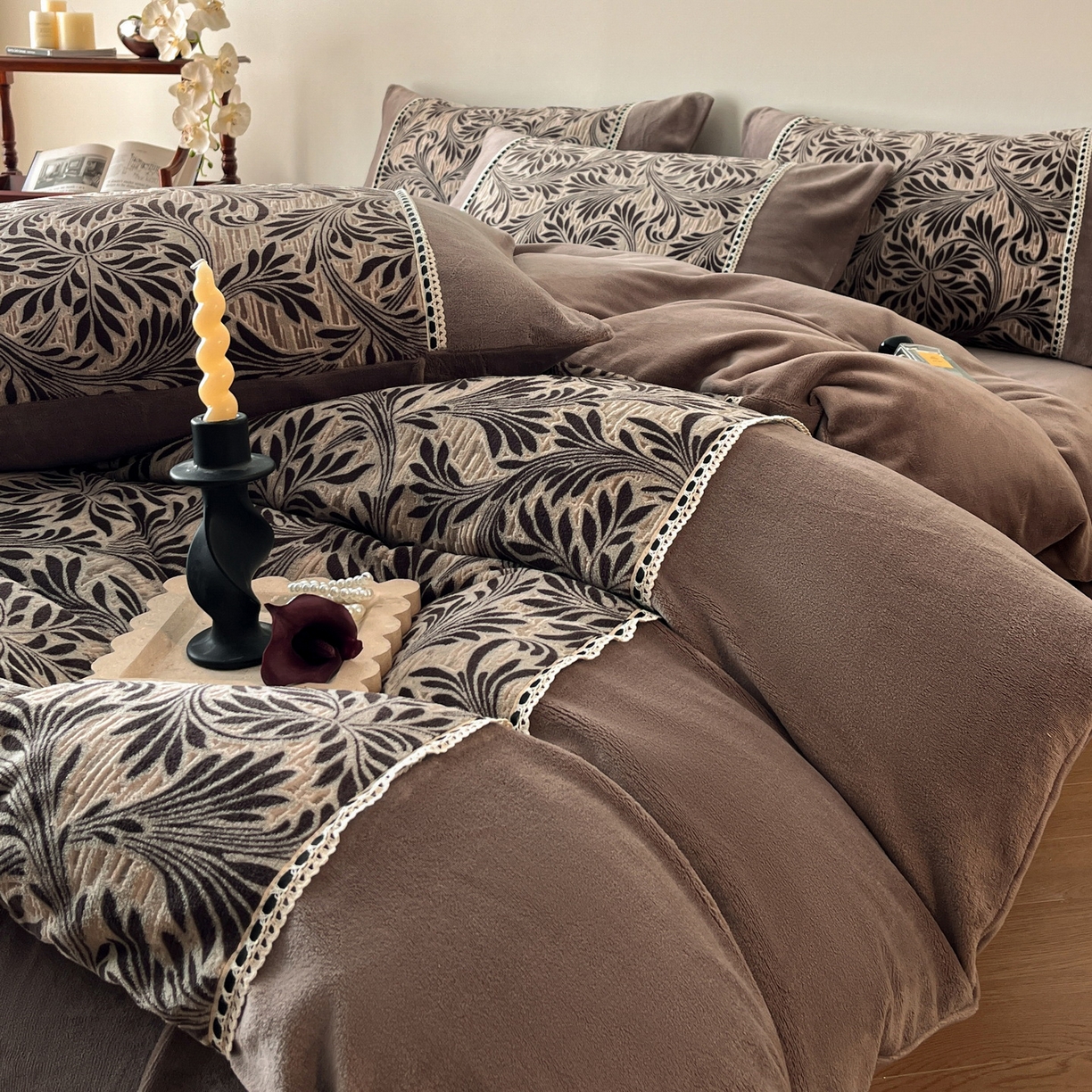 91家纺网 家纺一手货源 找家纺 慕晨 2025新款立体提花绒工艺款美拉德风格高克重雕花加厚牛奶绒四件套 米妮