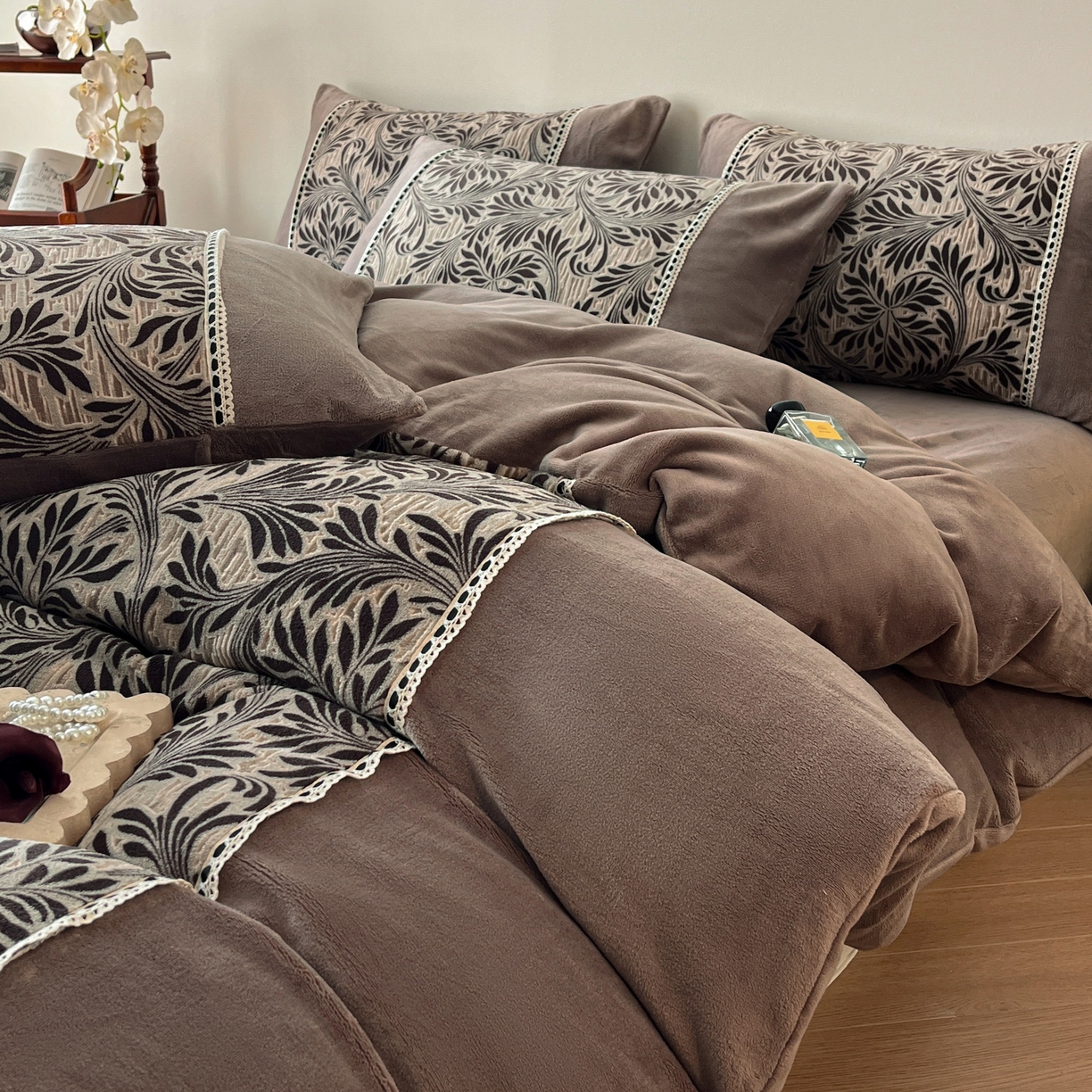 91家纺网 家纺一手货源 找家纺 慕晨 2025新款立体提花绒工艺款美拉德风格高克重雕花加厚牛奶绒四件套 米妮