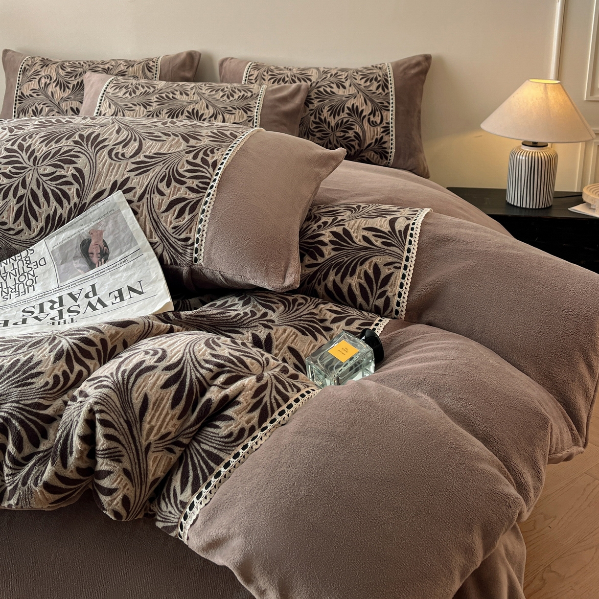 91家纺网 家纺一手货源 找家纺 慕晨 2025新款立体提花绒工艺款美拉德风格高克重雕花加厚牛奶绒四件套 米妮