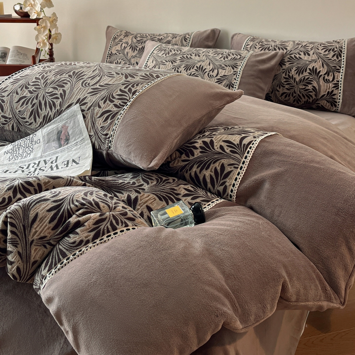 91家纺网 家纺一手货源 找家纺 慕晨 2025新款立体提花绒工艺款美拉德风格高克重雕花加厚牛奶绒四件套 米妮