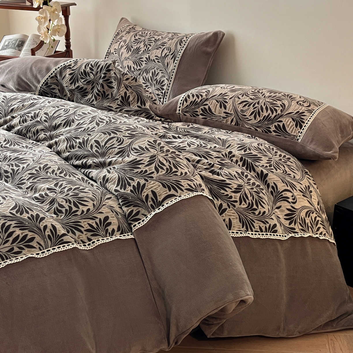 91家纺网 家纺一手货源 找家纺 慕晨 2025新款立体提花绒工艺款美拉德风格高克重雕花加厚牛奶绒四件套 米妮