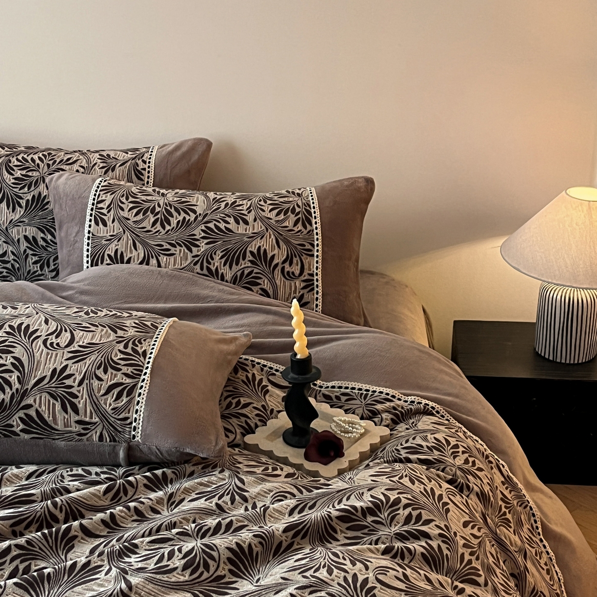 91家纺网 家纺一手货源 找家纺 慕晨 2025新款立体提花绒工艺款美拉德风格高克重雕花加厚牛奶绒四件套 米妮