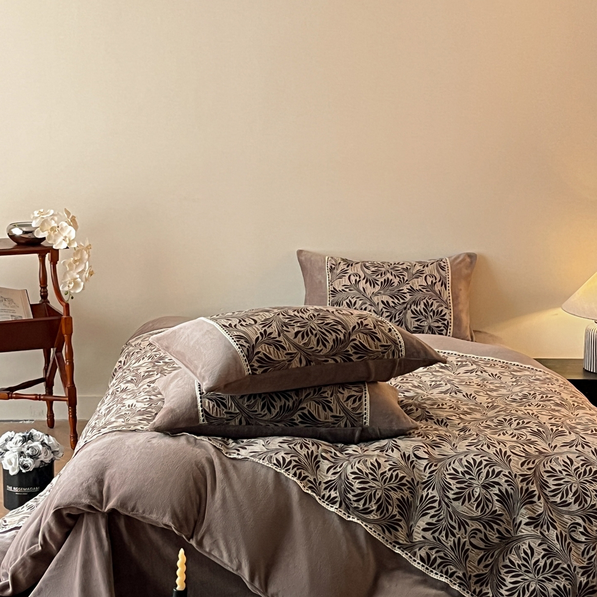 91家纺网 家纺一手货源 找家纺 慕晨 2025新款立体提花绒工艺款美拉德风格高克重雕花加厚牛奶绒四件套 米妮