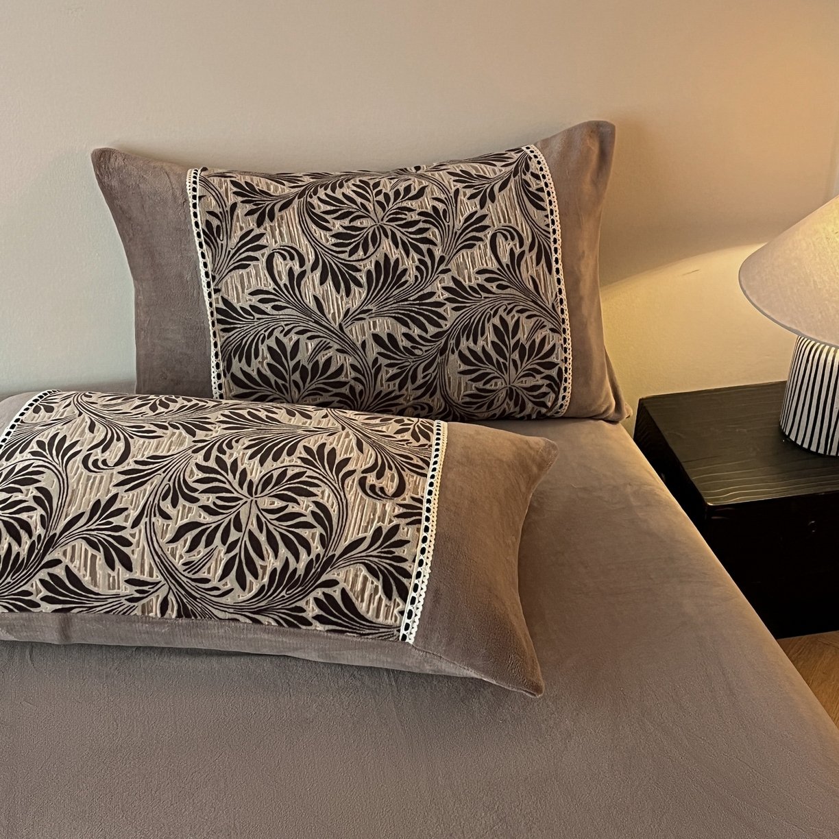 91家纺网 家纺一手货源 找家纺 慕晨 2025新款立体提花绒工艺款美拉德风格高克重雕花加厚牛奶绒四件套 米妮