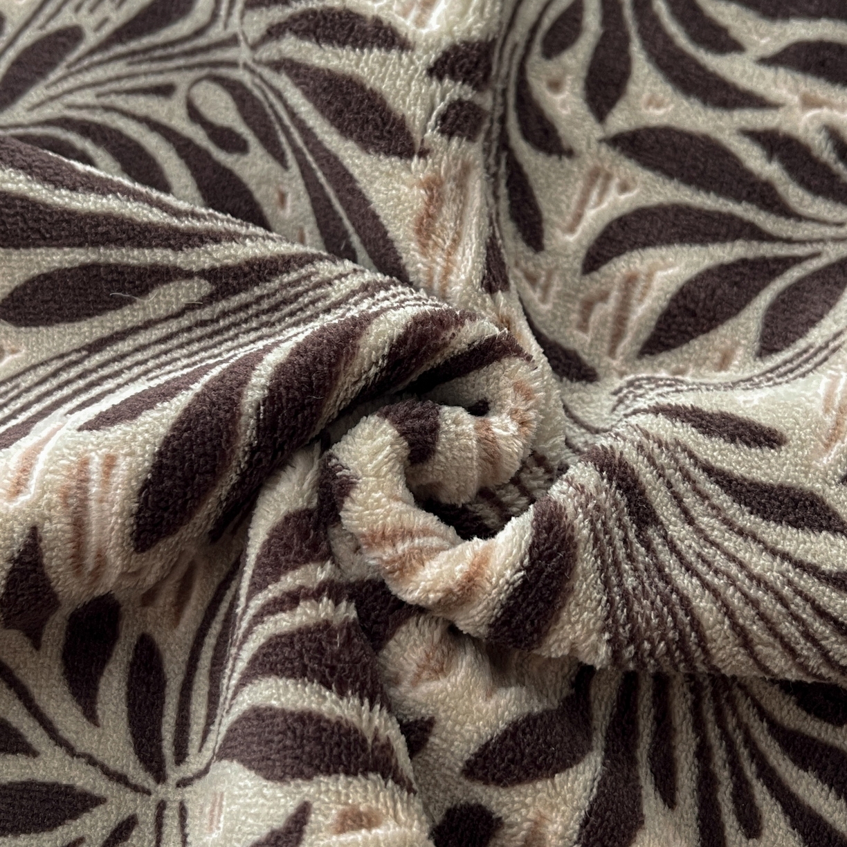 91家纺网 家纺一手货源 找家纺 慕晨 2025新款立体提花绒工艺款美拉德风格高克重雕花加厚牛奶绒四件套 米妮