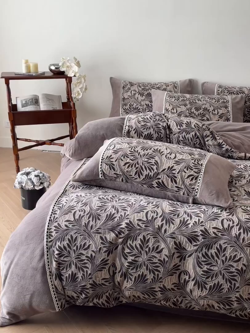 91家纺网 家纺一手货源 找家纺 慕晨 2025新款立体提花绒工艺款美拉德风格高克重雕花加厚牛奶绒四件套 米妮